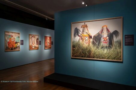 Ausstellungsansicht mit der Fotoserie »Egungun«
